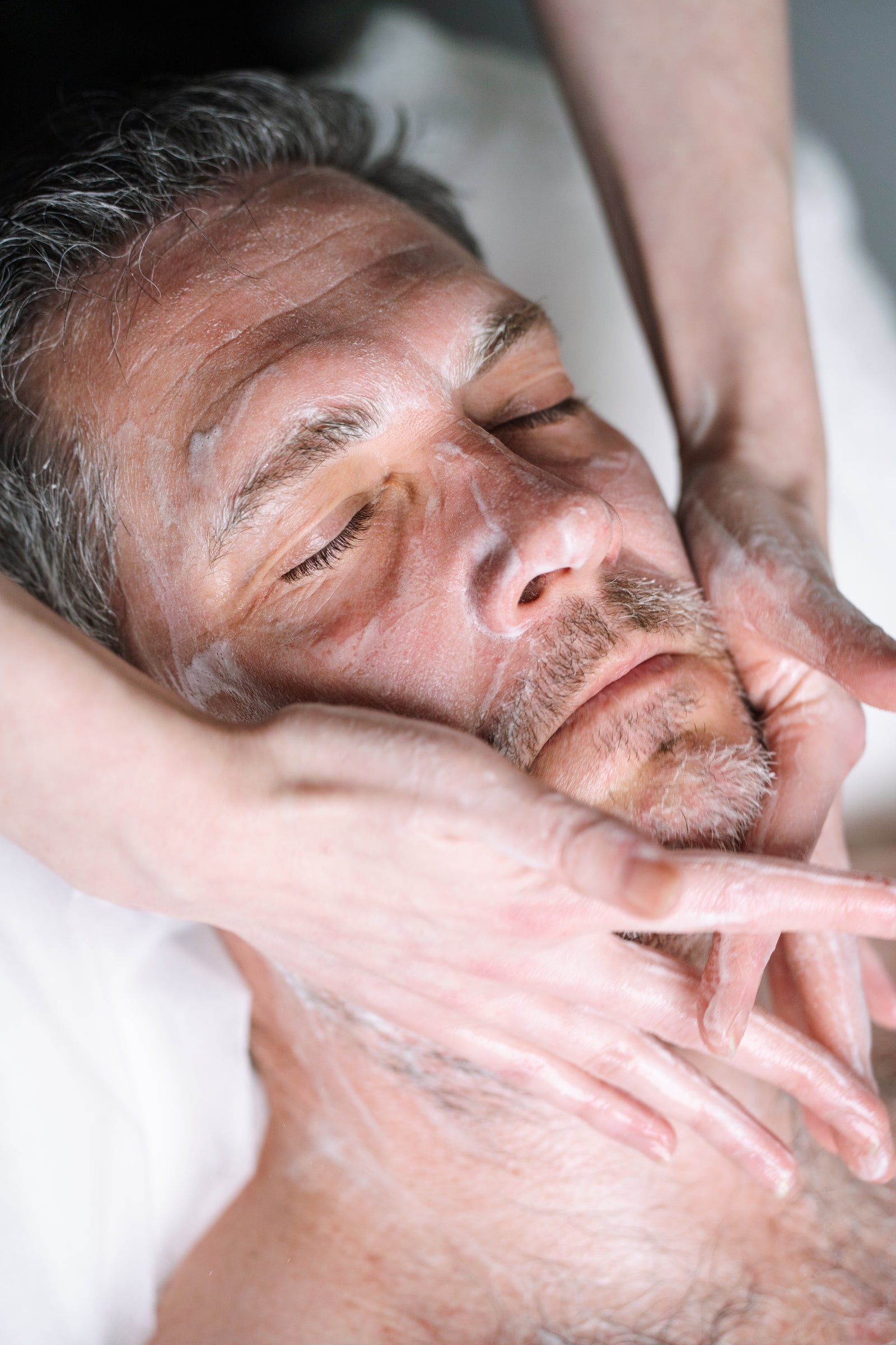 Male receiving a men's facial massage at Sydney's Ilumaé Skin Bar