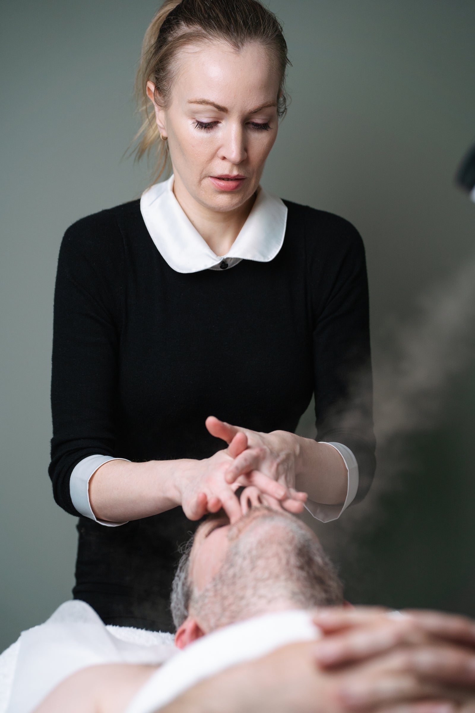 Dermal therapist giving a male facial at Sydney's Ilumaé Skin Bar
